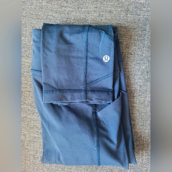 Lululemon navy crop sz 6 - Picture 1 of 1